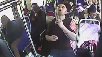 En el video, se ve cuando Meeney se inyecta en el brazo y  cae al piso del autobús.