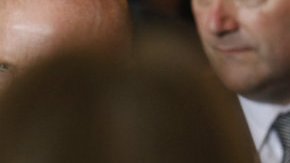 Varios inmigrantes se han dado cita en el muro fornterizo para pedirle al papa Francisco que interceda por ellos.