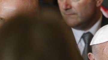 Varios inmigrantes se han dado cita en el muro fornterizo para pedirle al papa Francisco que interceda por ellos.