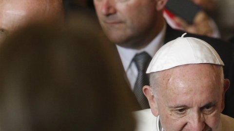 Varios inmigrantes se han dado cita en el muro fornterizo para pedirle al papa Francisco que interceda por ellos.