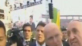 El papa llama la atención a un joven que lo jaló y casi tira.