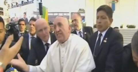 El papa llama la atención a un joven que lo jaló y casi tira.