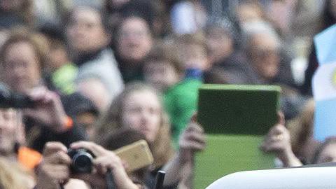 El papa Francisco  rodeado de fieles en una de sus llegadas a la plaza de San Pedro en El Vaticano.