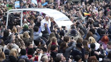 El papa Francisco  rodeado de fieles en una de sus llegadas a la plaza de San Pedro en El Vaticano.