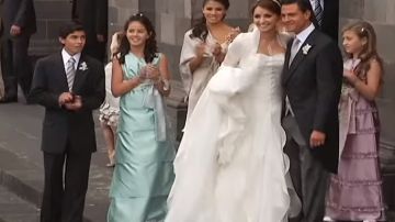 Angélica Rivera y Enrique Peña Nieto tras contraer matrimonio en noviembre de 2010.