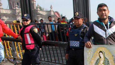 Lidia Amelia con sus amigos a su llegada a la Basílica de Guadalupe.