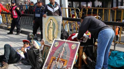 Lidia Amelia con sus amigos a su llegada a la Basílica de Guadalupe.