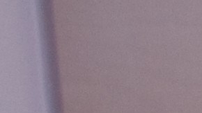 Adornar la cama vestida de blanco con pétalos de rosas rojas y rosadas invita a la pasión.