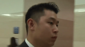 El agente del NYPD, Peter Liang, entrando a la Corte Suprema de Brooklyn para testificar sobre el incidente que cobró la vida de Akai Gurley, de 28 años.