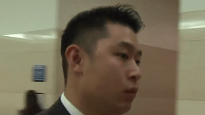 El agente del NYPD, Peter Liang, entrando a la Corte Suprema de Brooklyn para testificar sobre el incidente que cobró la vida de Akai Gurley, de 28 años.