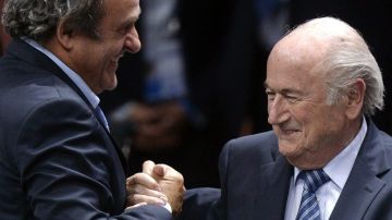 Michel Platini (izq) y Joseph Blatter.