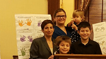 Líderes comunitarios protestan por los niveles de plomo en la sangre de los niños de Nueva Jersey, más alto que los de Flint, Michigan en algunos casos.