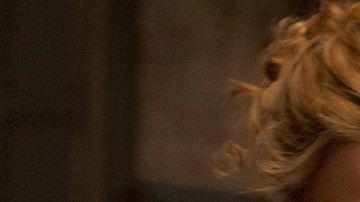 Lily James y Bella Heathcote en una escena de 'Pride Prejudice and Zombies'.