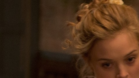 Lily James y Bella Heathcote en una escena de 'Pride Prejudice and Zombies'.