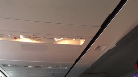 Los pasajeros del vuelo de Delta que se demoró 30 horas en llegar a su destino, el aeropuerto JFK.