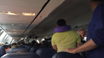 Los pasajeros del vuelo de Delta que se demoró 30 horas en llegar a su destino, el aeropuerto JFK.