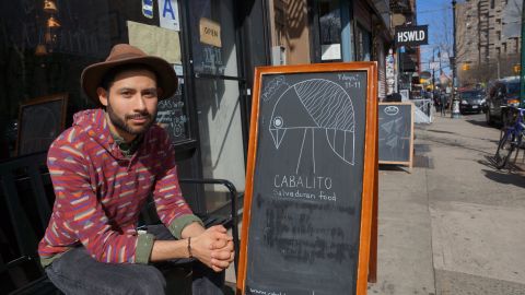 Randy Rodríguez, de 26 años dice que se ve más como un hombre de pupusas que como un hombre de negocios./Gerardo Romo