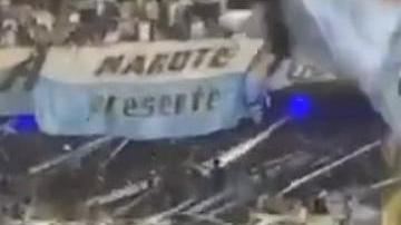 La escena se dio en la tribuna de 'El Cilindro' tras el triunfo de Racing sobre el Puebla mexicano.