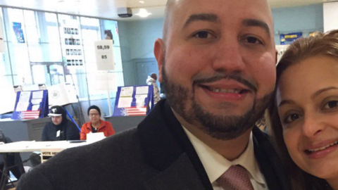 El nuevo concejal de El Bronx, Rafael Salamanca Jr., en compañía de su esposa.