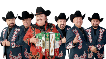 Ramón Ayala, en el centro de rojo, y sus Bravos del Norte están por lanzar el disco 113 en la carrera del músico mexicano.