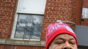 Eddie Vazquez y Margarita Matias frente a su edificio