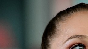 La peleadora pidió perdón a sus fans por haber compartido la imagen retocada.