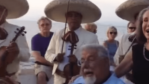 Ruben Aguirre y Florinda Meza se volvieron a ver y para cerrar con broche de oro cantaron "Somos cursis".