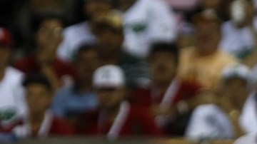 El jugador de Venados de Mazatlan, Jesús Esteban Quiroz batea una bola,  ante los Leones del Escogido.