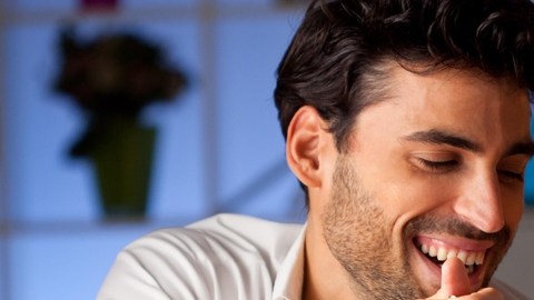 Para disfrutar de la velada organiza un menú sencillo y guarda tiempo para compartir con tu pareja./Shutterstock