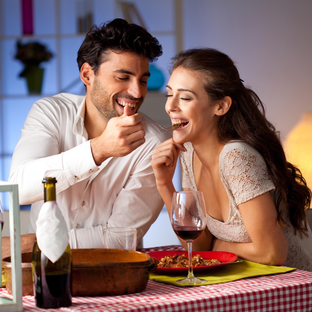 Para disfrutar de la velada organiza un menú sencillo y guarda tiempo para compartir con tu pareja./Shutterstock