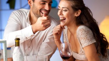 Para disfrutar de la velada organiza un menú sencillo y guarda tiempo para compartir con tu pareja./Shutterstock