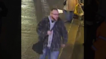 En un video de seguridad que divulgó la Policía se ve al sospechoso caminando por la calle.