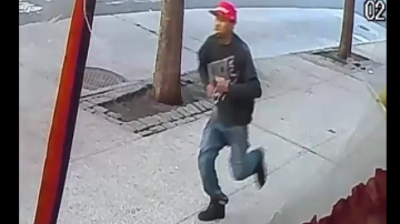 En un video de seguridad se ve al sospechoso de apuñalar al hombre huyendo de la escena.