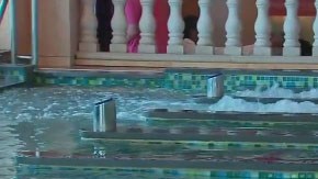 El cabello de la pequeña pudo quedar atrapado en los chorros subacuáticos.