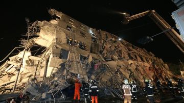 Personal de rescate  saca a un superviviente de un edificio derrumbado en Tainan tras un fuerte terremoto de 6,4 grados que sacudió Taiwán.