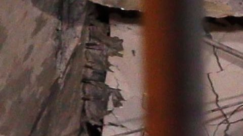 Rescatistas en un edificio que colapsó el sábado.