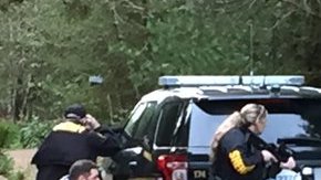 Alguaciles rodean el sitio de la masacre en el estado de Washington.