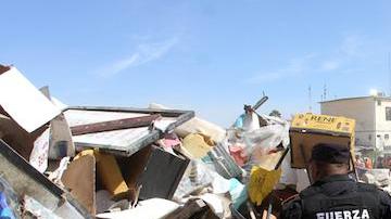 La toneladas de objetos prohibidos fueron amontonados.