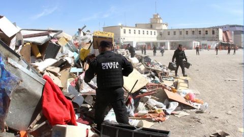 La toneladas de objetos prohibidos fueron amontonados.