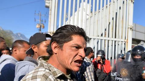 Familiares de presos se enfrentan con la policia.