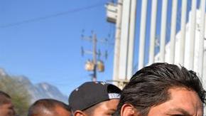 Familiares de presos se enfrentan con la policia.