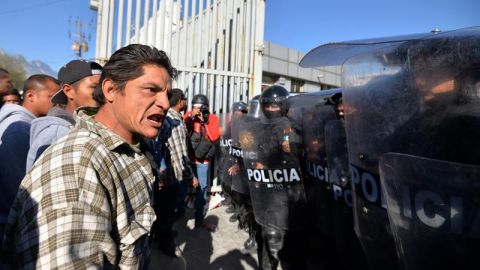 Familiares de presos se enfrentan con la policia.