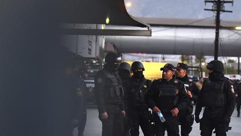 La policía resguarda el penal de Topo Chico.