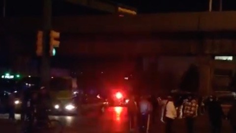 Familiares de los internos se manifiestan afuera de las instalaciones del penal en exigencia de que se les den informes sobre lo ocurrido durante las primeras horas de este jueves.