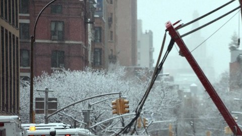 Un videomuestra cuando la grúa cae encima de los vehículos.