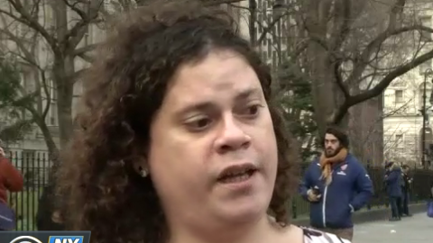 Jennifer Louise López denuncia que la atacaron en un tren D en dirección upwtown.