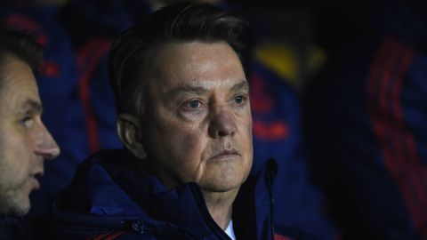 En el contrato hay varias cláusulas monetarias que benefician a van Gaal si lo despiden antes de tiempo.