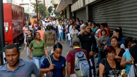 En Venezuela, los ciudadanos tienen que hacer largas filas para comprar los productos más básicos.
