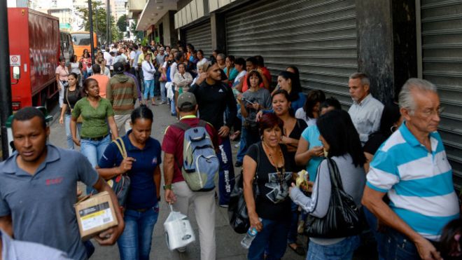 En Venezuela, los ciudadanos tienen que hacer largas filas para comprar los productos más básicos.