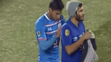 El chico dejó mal parados a los elementos de seguridad que tardaron mucho tiempo en poder retirarlo del campo.